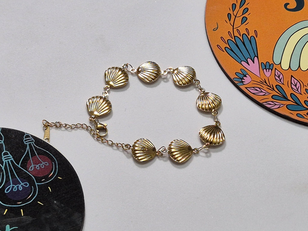 ANTI TARNISH BRACELET WITH SEASHELL CHARMS
