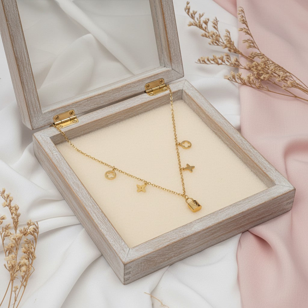 Laila short chain with lock pendant